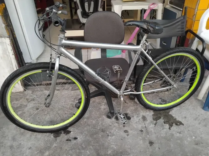 Linda bicicleta ARO 26 cromada 18 marchas.