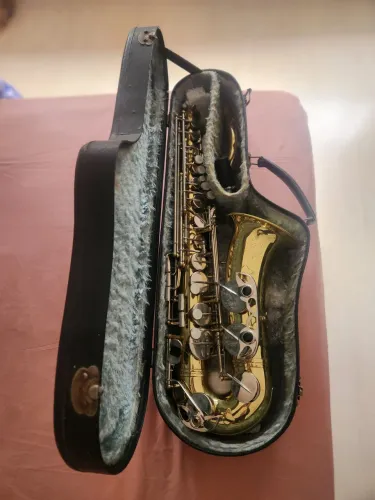 Vendo Sax alto semi novo por excelente preço