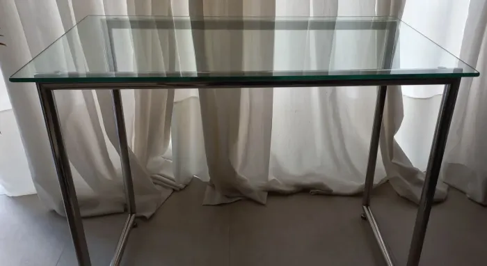Mesa de vidro e alumínio. Pode ser usada como aparador, escrivaninha ou mesa de suporte