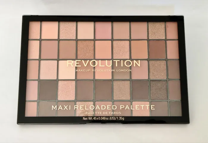 Kit maquiagem revolution Max reloaded London 45 cores nudes foi comprada na Europa novo