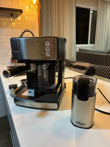 Cafeteira Expresso Oster PrimaLatte + Moedor de Café Oster Inox