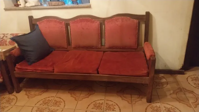 Vendo Sofá  de madeira com veludo em bom estado.  Vendo 400,00.