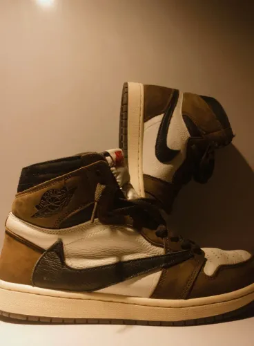 Air Jordan 1 High OG SP x Travis Scott Mocha ORIGINAL - Seminovo