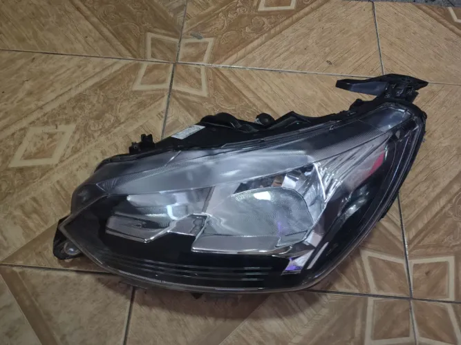 Farol dianteiro esquerdo sem led Peugeot 208 2020 a 2025 c/ detalhe 