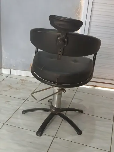 VENDO CADEIRA DE BARBEIRO ?