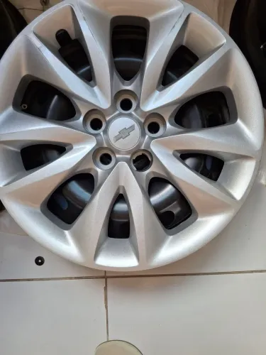 Vendo uma roda e calota da tracker nova aro 16 