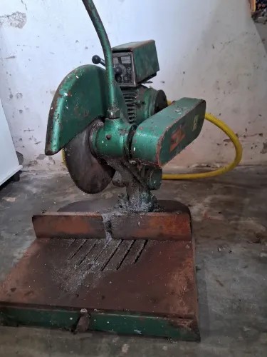 Máquina de corte de alumínio com disco liso.