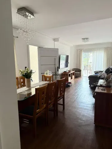 Casa à Venda na Vila Irmãos Arnoni, São Paulo | 190 m², 3 Dormitórios, 1 Suíte, Quintal co