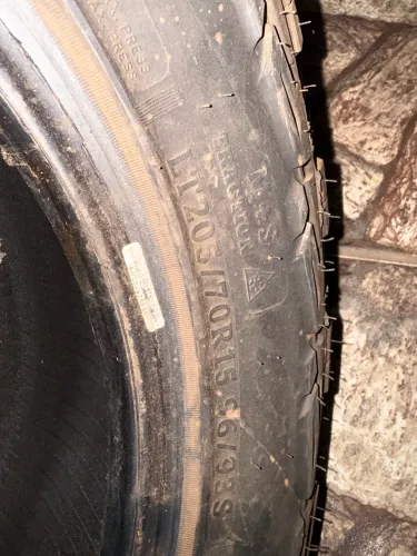 Pneu 205/70/15 pneu zero tirei porque pegou no para barro