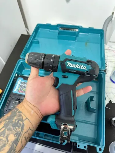 Parafusadeira/Furadeira de Impacto Makita HP333 + 2 Baterias + Carregador + Mala