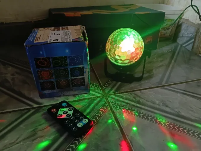 Mini jogo de Luz. Acompanha: controle e cabo de alimentação
