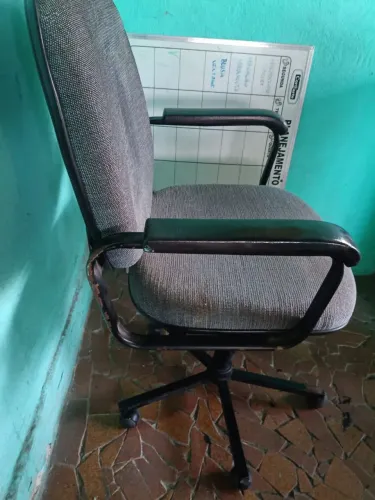 Cadeira de escritório estofada.