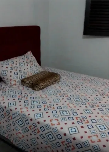 Alugo quarto para moças