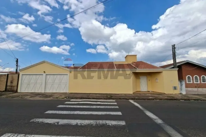 Casa a venda 3 quartos Espaçosa e Versátil em Dois Pavimentos com Amplo Quintal e Vista Pa