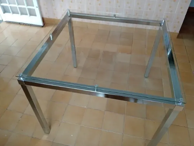 Mesa de Jantar Quadrada Tampo de Vidro Base Cromada 4 Lugares