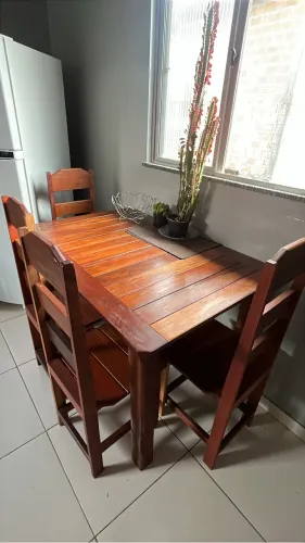 Mesa de madeira c/4 cadeiras