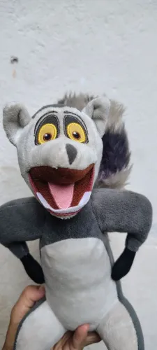 Boneco Pelucia rei julian madagascar dreamworks 27cm