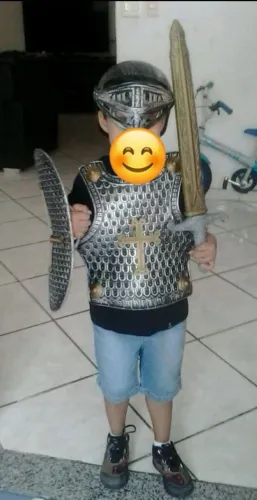 Fantasia infantil cavaleiro medieval 
