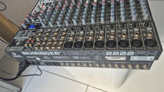 Mesa de som Behringer Xenyx 2222FX 22 entradas de Audio