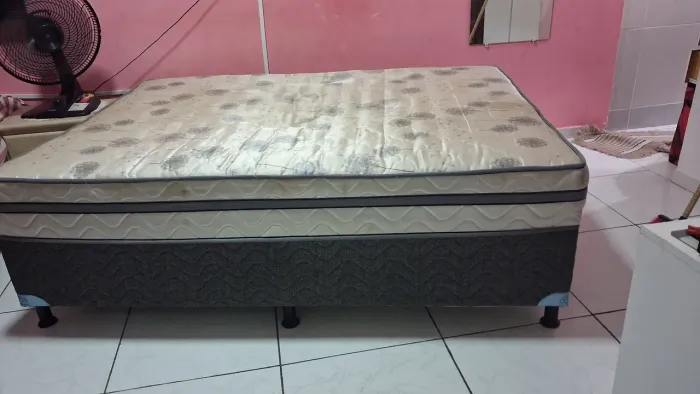 Uma cama Box casal por 280,00