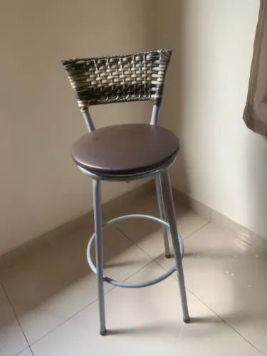 4 banquetas semi-novas em perfeito estado