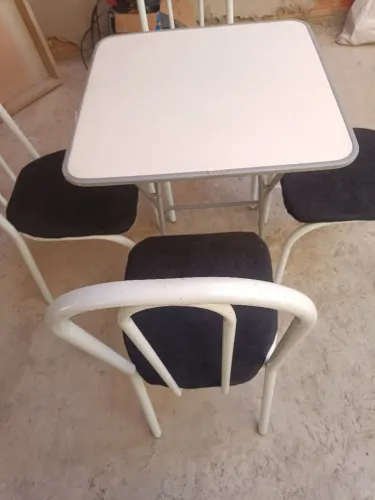 Vendo mesa com 4 cadeiras 