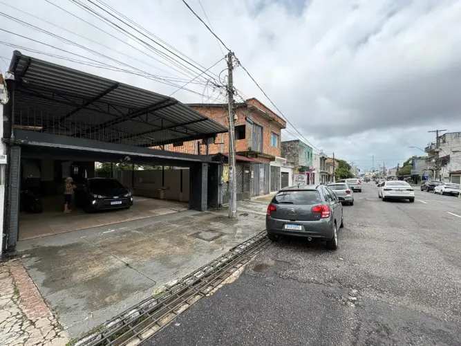 Casa de 2 pavimentos com 7/4 sendo 1 suíte + casa anexa de 2/4 sendo 1 suíte + garagem p/ 