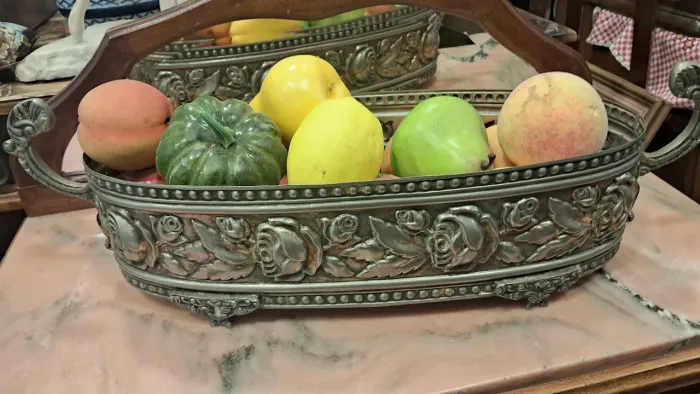 Antiga floreira ou centro de mesa de metal prateado com decoração de rosas em relevo 53 cm