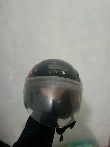 Capacete de moto com viseira transparente fui o único dono usava com a Mobilete pouco uso