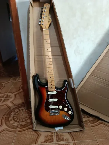 Guitarra Tagima na caixa