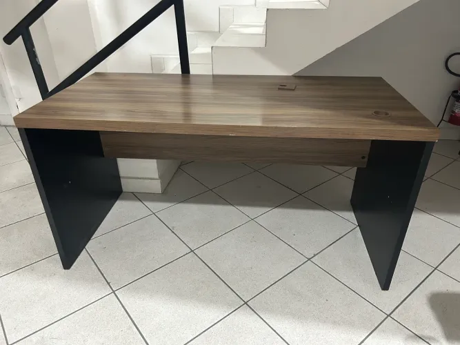Vende-se mesa de escritório 