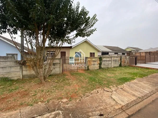 Casa à Venda em Periquitos, Ponta Grossa - PR