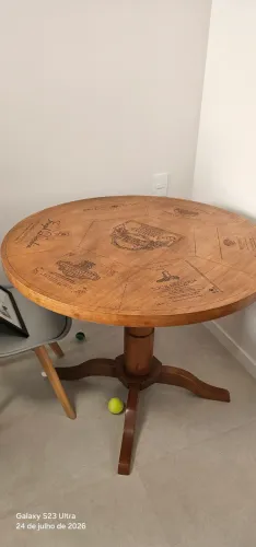 Mesa de jantar redonda com tema de vinho