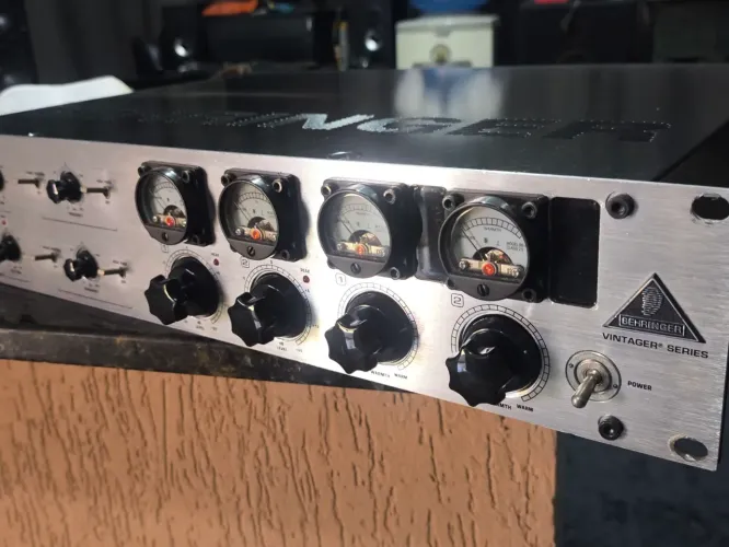 Pré valvulado Behringer T1953