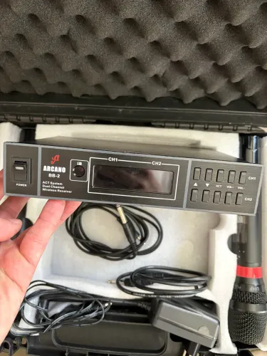 KIT 2 MICROFONES SEM FIO UHF + RECEPTOR ARCANO BB-2 + MALETA