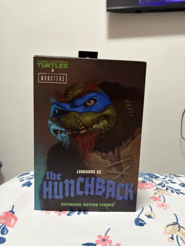 Action figure Neca as tartarugas ninjas x monstros universo, Leonardo Hunchback Leonardo