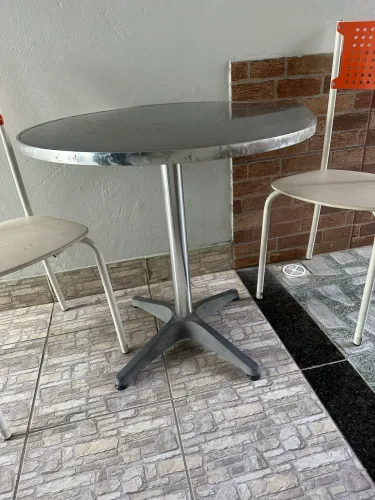 Mesa de metal com cadeiras