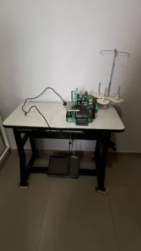 Máquina de costura overlock chinesinha com gabinete