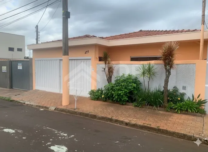 Casa Padrão com 4 Dormitórios e Piscina em São Carlos