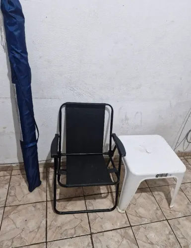 Cadeiras e barraca de praia