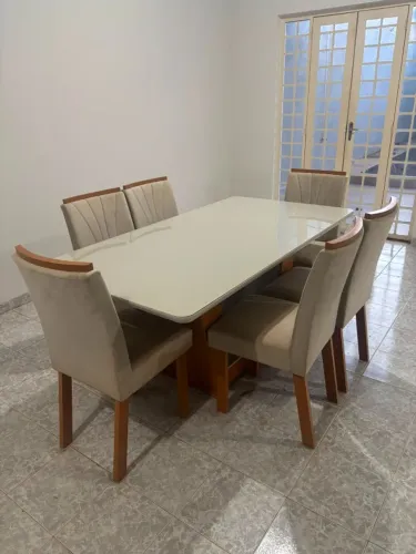 Mesa de Jantar 6 Cadeiras Retangular Branco e Amêndoa Tampo de Vidro Móveis Lopas Apogeu