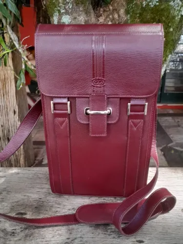 NOVO, sem uso - Porta vinhos, em couro natural, da marca Galvani.