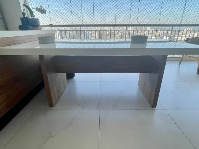 Mesa retangular (2,03m x 0,93m) com tampo de vidro e 2 bancos