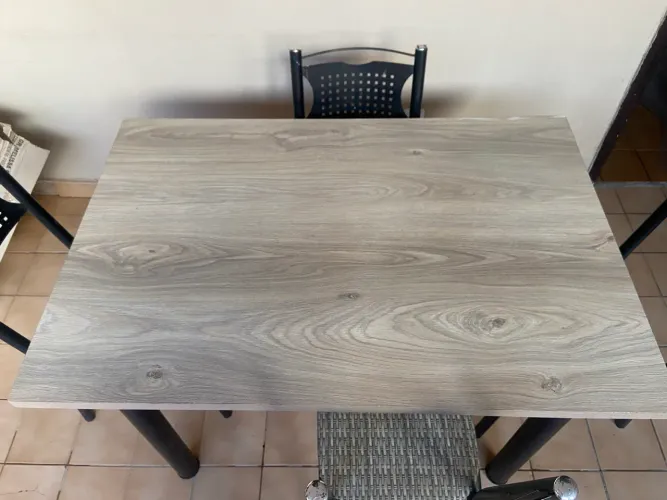 Conjunto de mesa com 4 cadeiras