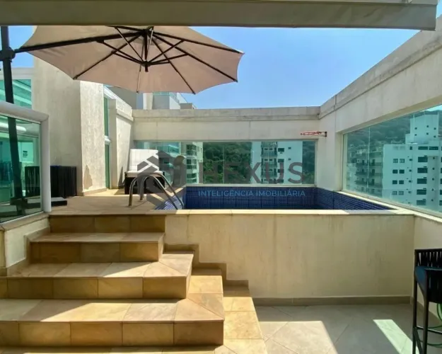 Cobertura Duplex reformado com varanda e lazer a 100m da praia nas Pitangueiras, Guarujá