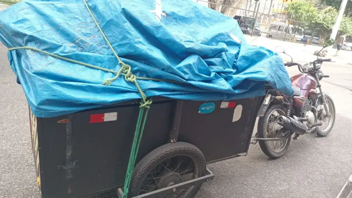 Vendo uma moto YBR 125 com reboque completo
