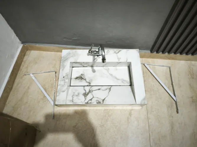 Pia para banheiro usada Porcelanato com torneira E acessórios $ 80 reais