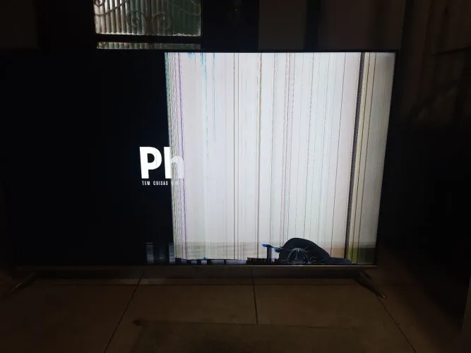 TV 58 polegadas 4K. Tela quebrada. Reaproveitar as peças. Pés intactos, controle remoto