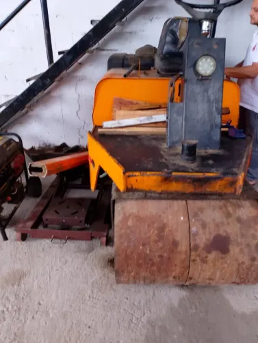 Vende -se Rolo industrial, funciona perfeitamente, todo revisado,motor a Diesel.