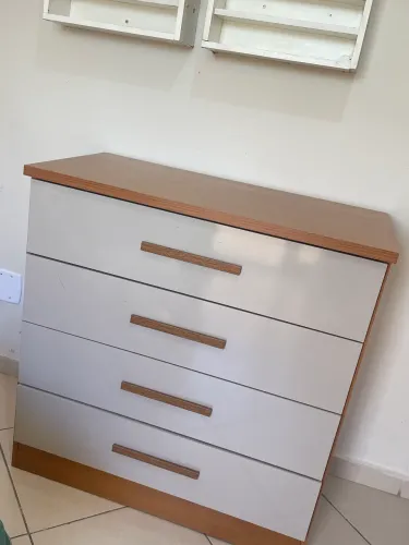 Cômoda 4 gavetas MDF 2 anos de uso 